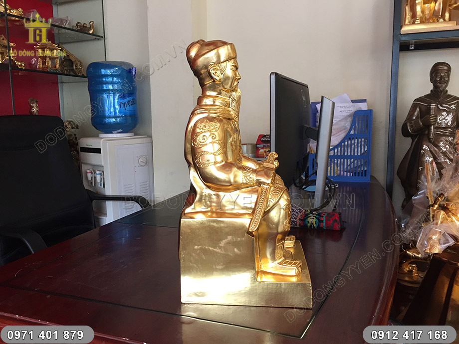 tượng trần hưng đạo ngồi ngai thiếp v&agrave;ng